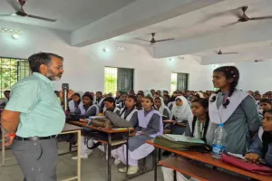 Giridih News: SIR-2026 को लेकर गिरिडीह में जागरूकता अभियान तेज, एचई हाई स्कूल में छात्रों से रूबरू हुए उपायुक्त