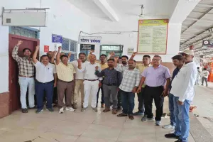 Koderma News: ऑल इंडिया स्टेशन मास्टर एसोसिएशन ने रेलवे स्टेशन पर मनाया ऐतिहासिक पावर डे