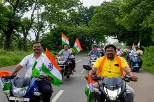 Pakur News: महेशपुर में गूंजे भारत माता की जय और वंदे मातरम् के नारे, भाजपा ने निकाली तिरंगा यात्रा