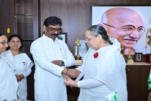 सीएम हेमंत सोरेन को ब्रह्माकुमारी निर्मला जी ने बांधा रक्षासूत्र, पवित्रता और भाईचारे का दिया संदेश