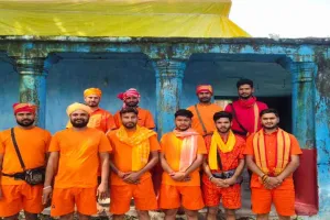 Chatra News: मंझौली शिव मंदिर में जल अर्पित कर कांवरियों ने शुरू की बाबा बैद्यनाथ धाम की यात्रा