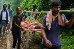 साहिबगंज में आज भी खटिया पर ढोए जा रहे मरीज, सड़क के अभाव में 4-5 किमी पैदल सफर