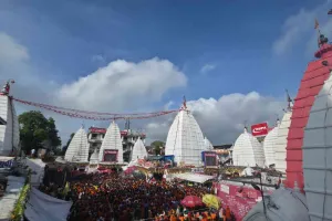 Deoghar News: चौथी सोमवारी पर उमड़ा आस्था का जनसैलाब, बोल बम के जयकारों से गूंजा बाबा बैद्यनाथ धाम
