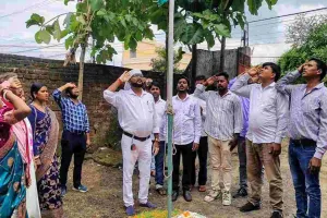 Dumka News: आजसू पार्टी प्रमंडल कार्यालय में देशभक्ति और हर्षोल्लास के साथ फहराया गया तिरंगा