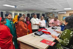 Giridih News: समाहरणालय में आयोजित जनता दरबार में अधिकारियों ने सुनीं आमजनों की समस्याएं