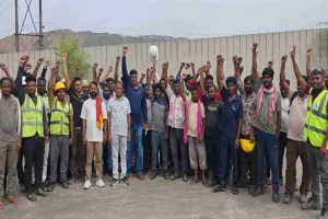 Hazaribagh News: सैनिक माइनिंग आउटसोर्सिंग कंपनी के मजदूरों की बैठक संपन्न, ईमानदारी से कार्य करने की दी गई प्रेरणा