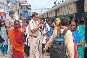 Deoghar News: मधुपुर स्टेशन पर भीड़ नियंत्रण और सुरक्षित रेल यात्रा करा रही आरपीएफ