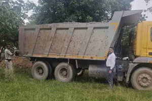 Bokaro News: उपायुक्त के निर्देश पर खनन विभाग का छापा, बहादुरपुर में पकड़ा गया अवैध हाइवा