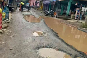 Sahebganj News: कोटालपोखर में गनी चौक से रेलवे फाटक तक जर्जर सड़क बनी आफत