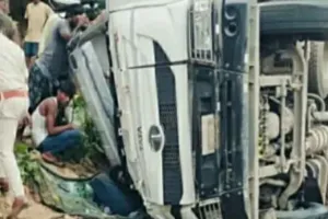 Sahibganj News: तीनपहाड़-बोरियो मुख्य मार्ग पर फिर बड़ा हादसा, सड़क की बनावट पर उठे सवाल