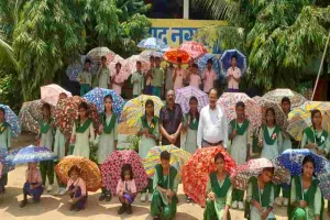 Bokaro News: शिक्षा के महत्व पर जोर, बोकारो ओल्ड जेवेरियंस एलुमनी ट्रस्ट ने बच्चों को दिए छाते
