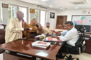 Koderma News: समाहरणालय में उपायुक्त उत्कर्ष गुप्ता ने जनता दरबार लगाकर सुनीं आमजनों की समस्याएं