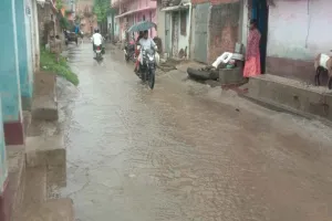 Koderma News: हल्की बारिश में नदी बनी झुमरी तिलैया-हीरोडीह मुख्य आरईओ सड़क, राहगीर परेशान