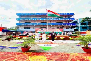 Koderma News: देश सर्वोपरि के संकल्प के साथ मॉडर्न पब्लिक स्कूल झुमरी तिलैया में हर्षोल्लास से मनाया गया 80वां स्वतंत्रता दिवस