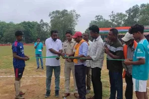 Pakur News: विश्व आदिवासी दिवस पर महेशपुर में तीन दिवसीय फुटबॉल प्रतियोगिता का शुभारंभ, विजेता को 50 हजार
