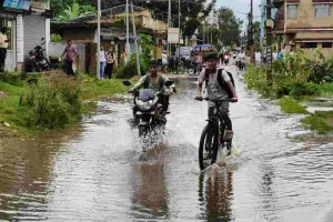 Giridih News: सिहोडीह पटेलनगर में जलजमाव से बेहाल लोग, सड़क बनी ‘स्विमिंग पूल’
