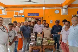 Deoghar News: उपायुक्त सौरभ कुमार भुवानिया की देखरेख में बाबा मंदिर के दानपात्रों की हुई गिनती