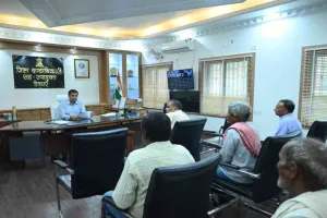 Deoghar News: अंचल स्तर पर लंबित मामलों पर उपायुक्त सख्त, अधिकारियों को दिए समयबद्ध निष्पादन निर्देश