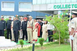 Giridih News: 80वें स्वतंत्रता दिवस पर गिरिडीह समाहरणालय में ध्वजारोहण, डीसी रामनिवास यादव ने किया शहीदों को नमन