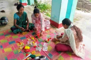 Simdega News: रक्षाबंधन पर सिमडेगा की दीदियों की पहल, राखी निर्माण से बढ़ेगी महिलाओं की आमदनी