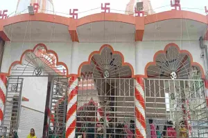 Dumka News: बाबा दीनानाथ शिव मंदिर में पहली सोमवारी पर जलाभिषेक के लिए उमड़ी श्रद्धालुओं की भीड़