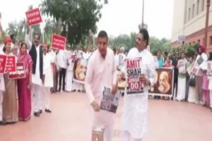 Politics News: विपक्ष का संसद परिसर में प्रदर्शन, प्रियंका बोलीं- भाजपा से ऊब चुकी जनता