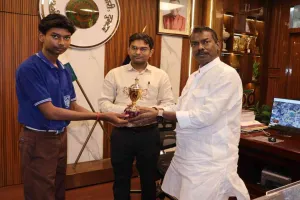 Dumka News: उपायुक्त अभिजीत सिन्हा व विधायक बसंत सोरेन ने मेधावी छात्रों को किया पुरस्कृत