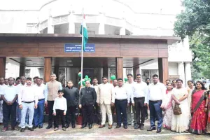 Ranchi News: दक्षिणी छोटानागपुर प्रमंडल में शान से लहराया तिरंगा, शहीदों के बलिदान को किया गया नमन
