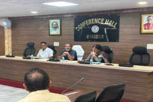 Giridih News: उपायुक्त रामनिवास यादव ने समीक्षा बैठक में विकास योजनाओं को गति देने का दिया निर्देश