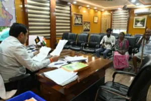 Sahebganj News: उपायुक्त दीपक कुमार दुबे ने जनता दरबार में सुनीं आम लोगों की समस्याएं