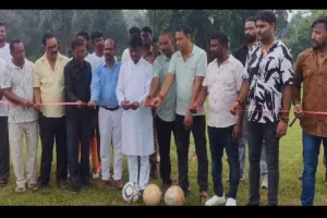 Dhanbad News: बाघमारा विधायक शत्रुघ्न महतो ने फीता काटकर फुटबॉल टूर्नामेंट की शुरुआत की