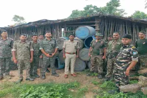 Giridih News: गावां के डुमरझारा में अवैध महुआ शराब भट्टी ध्वस्त, सैकड़ों लीटर जावा महुआ नष्ट