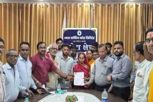 Dhanbad News: एएमपी कोलियरी कर्मी मंटु महतो की इलाज के दौरान मौत, जीएम दफ्तर पर प्रदर्शन
