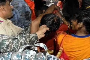 Shravani Mela: देवघर बाबा मंदिर के गर्भगृह में महिला श्रद्धालु के बाल खींचने का वीडियो वायरल, जांच की मांग तेज