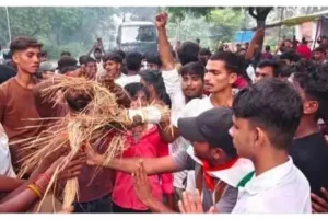 छात्रों के साथ मारपीट के विरोध में सड़क पर उतरे भाजपा कार्यकर्ता, पुलिस और कार्यकर्ताओं में तीखी धक्का-मुक्की