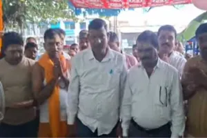 Koderma News: जिला अध्यक्ष रामधन यादव ने फीता काटकर अंबिका बैट्री ई-रिक्शा शोरूम का किया उद्घाटन