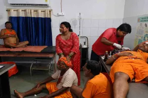 Accident News: कांवरियों से भरी बस ट्रक से टकराई, तीन की मौत; 15 घायल