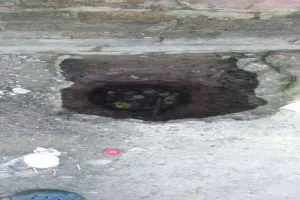Sahibganj News: बरसात बनी मुसीबत, सड़क किनारे खुले गड्ढे दे रहे हादसे को न्योता
