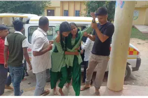 Koderma News: कस्तूरबा की छात्राओं का फूटा गुस्सा, वार्डन के खिलाफ निकाला 7 किमी पैदल मार्च