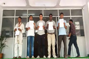 Palamu News: JSSA अध्यक्ष सत्यनारायण शुक्ला के नेतृत्व में समाहरणालय पर अनिश्चितकालीन धरना