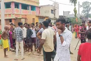 Crime News: देवघर खमरबाद में सड़क हादसे में महिला की मौत, मुआवजे की मांग पर जाम