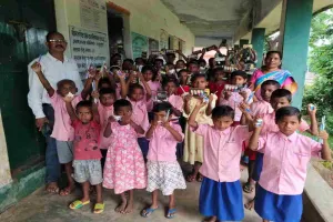 Dumka News: उत्क्रमित मध्य विद्यालय पहाड़पुर में बच्चों को मिले ज्योमेट्री बॉक्स, पेन और एटलस