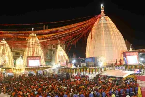 तीसरी सोमवारी पर बाबा बैद्यनाथ धाम में उमड़ा आस्था का सैलाब, तीन लाख कांवरियों ने किया जलाभिषेक