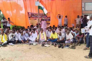 Palamu News: हरिहरगंज में बिजली संकट पर जनाक्रोश, विद्युत कार्यालय का घेराव, 24 घंटे बिजली की मांग