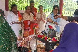 Deoghar News: पहली सोमवारी पर मधुपुर के शिवालयों में उमड़ी श्रद्धालुओं की भीड़, गूंजे हर-हर महादेव