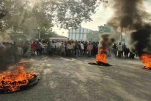 Chaibasa News: फायरिंग में घायल युवक की कोलकाता में मौत, बर्मामाइंस में सड़क जाम कर लोगों का प्रदर्शन