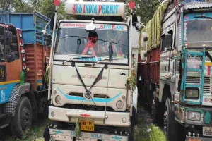 Koderma News: नल-जल योजना की पाइप चोरी, पुलिस ने ट्रक समेत आरोपियों को पकड़ा