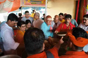 Jharkhand News: तारापुर में कांवड़ियों की सेवा में जुटे विधायक सरयू राय, बोल बम सेवा ट्रस्ट शिविर में परोसा भोजन