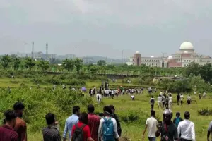 विधानसभा घेराव: बैरिकेडिंग तोड़ विधानसभा के करीब पहुंचे छात्र, वाटर कैनन और लाठीचार्ज से रोकने की कोशिश