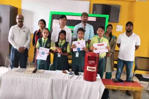 Koderma News: सेक्रेड हार्ट स्कूल में राखी निर्माण प्रतियोगिता, विद्यार्थियों ने जवानों के लिए बनाई आकर्षक राखियां